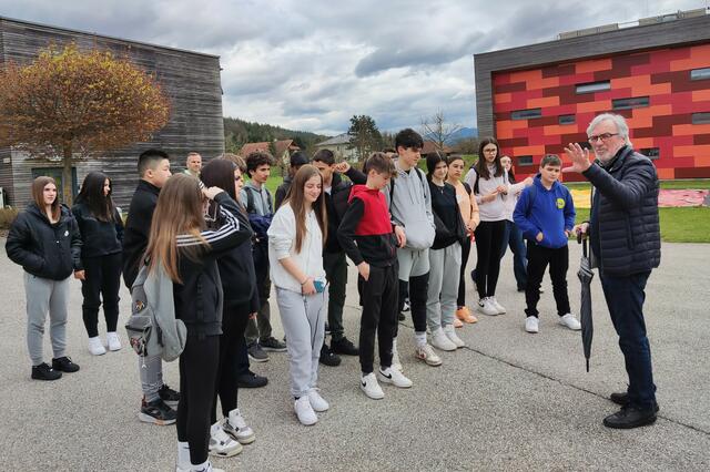 Hobbyhistoriker Raimund Grilc führte die Gäste aus der italienischen Mittelschule Codroipo durch die Stadt Bleiburg. | Foto: MS Bleiburg