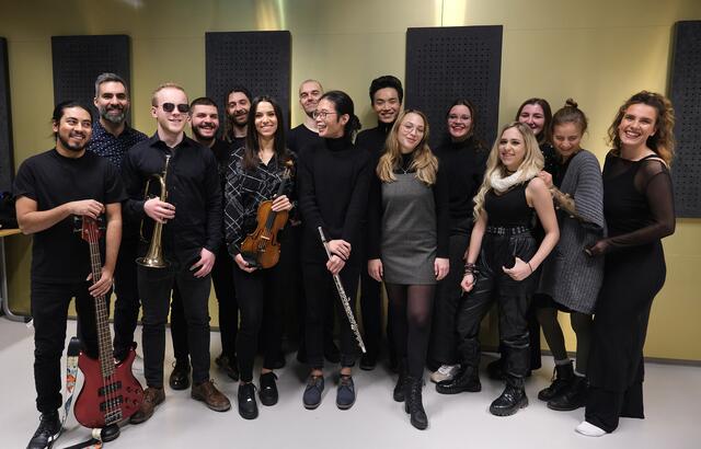 Die Studenten und Studentinnen der JAM MUSIC LAB University verwandelten Pinocchio in einen Androiden. 
 | Foto: interkom