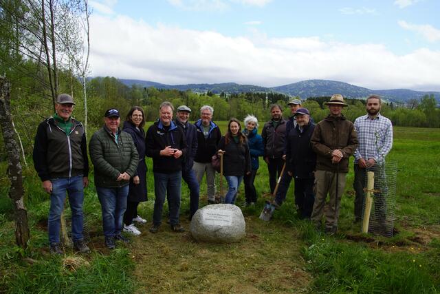 Österreichische Naturschutzjugend und die Bauern vor Ort  trafen zur Gedenksteilegung für Karl Zimmerhackl, Gründer der Naturschutzjugend Haslach in der Torfau bei Ulrichsberg. Er ist Anfang Jänner im 75. Lebensjahr verstorben. | Foto: önj Haslach