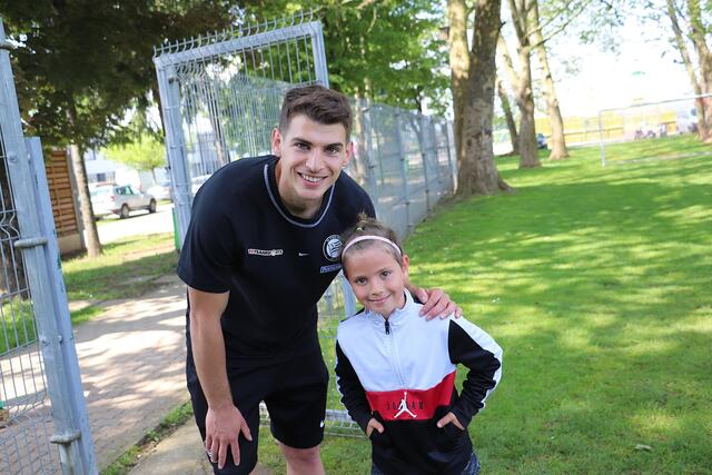 Leon von der 1c der VS Kalsdorf kam zufällig vorbei. Die Gelegenheit für ein Foto mit seinem Fußballidol Ivan Ljubic packte er mutig beim Schopf. | Foto: Edith Ertl