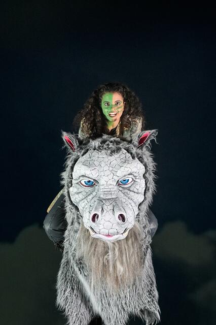 Von 21. bis 25. Juni 2023 bringt das Deutsche Theater München die Salzburger Inszenierung von Michael Endes „Die unendliche Geschichte“ (Regie: Carl Philip von Maldeghem) auf die Bühne. | Foto: SLT/Anna-Maria Löffelberger