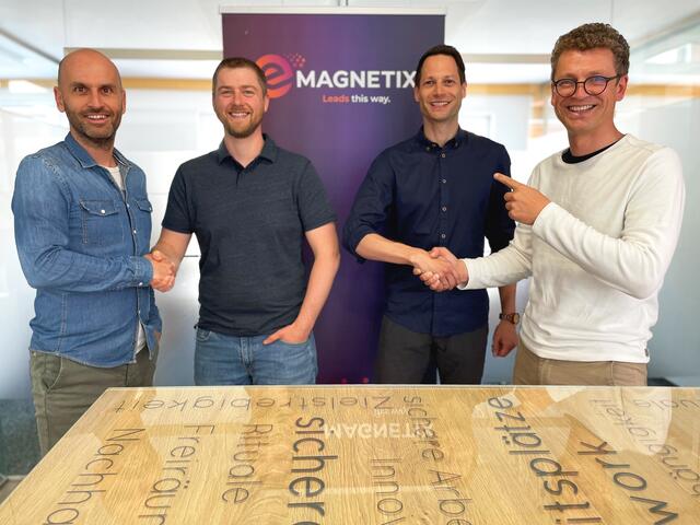 Nach 15 Jahren übergeben Thomas Fleischanderl (r.) und Klaus Hochreiter (l.) die Geschäftsführung von eMAGNETIX an Andreas Gärtner (3. v. l.) und Stefan Mitmansgruber (2.v. l.). | Foto: eMagnetix