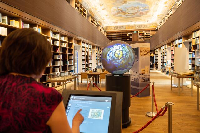 Die Ausstellung lässt sich vor Ort in der Bibliothek und auch virtuell im Web erkunden. | Foto: ÖAW