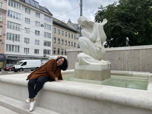 Saya Ahmad vor dem Schubertbrunnen. | Foto: Miriam Al Kafur