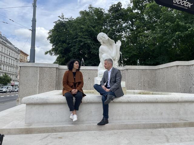 Bezirksvorsteherin Saya Ahmad (SPÖ) im Gespräch mit Senatsrat &amp; Betriebsvorstand der MA 31 Paul Hellmeier. | Foto: Miriam Al Kafur