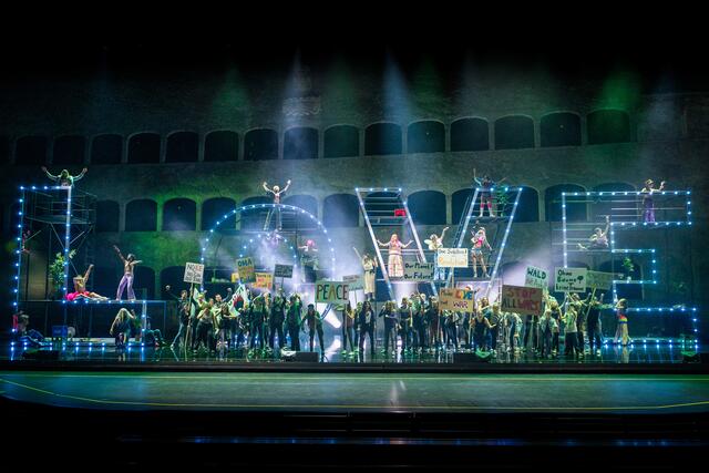 Das Kultmusical "Hair" wurde im Herbst 2022 in der Felsenreitschule in Salzburg gezeigt.  | Foto: SLT/Tobias Witzgall
