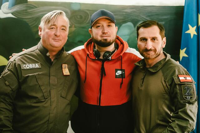 Flo Lackner mit Schauspiellegende Andreas Vitasek und Schauspieler Tim Seyfi am Set von Operation White Christmas. | Foto: Michael Egger