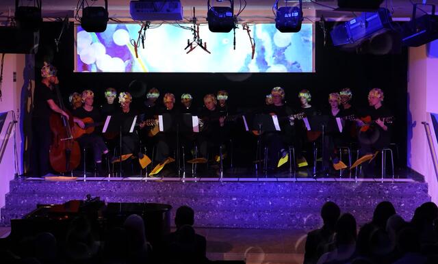 Aufführung im Rahmen der Show „eizigARTig“. In einer projizierten Unterwasserwelt schweben Luftblasen über die Musiker, die je nach Lautstärke der Musik größer und kleiner werden. Den Code für dieses Programm lieferte künstliche Intelligenz.
