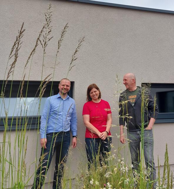 Thomas Rammerstorfer mit Sarah Höferl und  Geschäftsführer Clemens Gumpinger. | Foto: Grüne