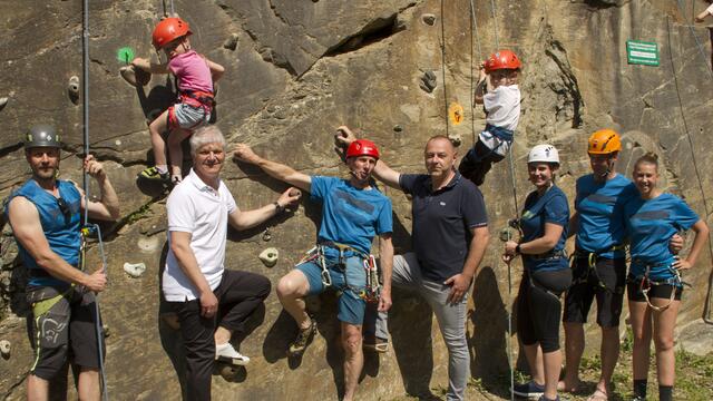 Anklettern in Markt Neuhodis mit Bgm. Joachim Radics, Alpenvereins-Obmann Josef Halper, Vzbgm. Ronald Muhr und vielen KlettersportlerInnen, Funktionären und Trainern.