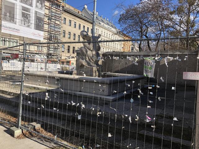 Schon seit Dezember 2019 ist der Brunnen nicht mehr zugänglich und wartet auf Sanierung.