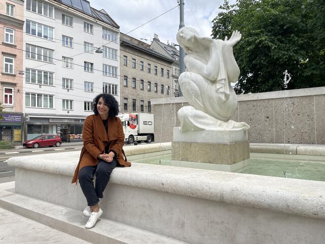 Saya Ahmad vor der Schubertbrunnen. | Foto: Miriam Al Kafur