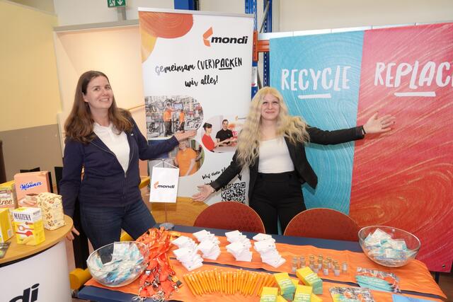 Na wen haben wir denn da? Die Damen der Mondi in Zeltweg waren sichtlich gut gelaunt angesichts des großen Zuspruchs. | Foto: Michael Blinzer