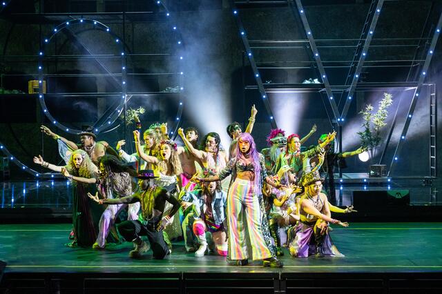 Das Kultmusical "Hair" wurde im Herbst 2022 in der Felsenreitschule in Salzburg gezeigt.  | Foto: SLT/Tobias Witzgall