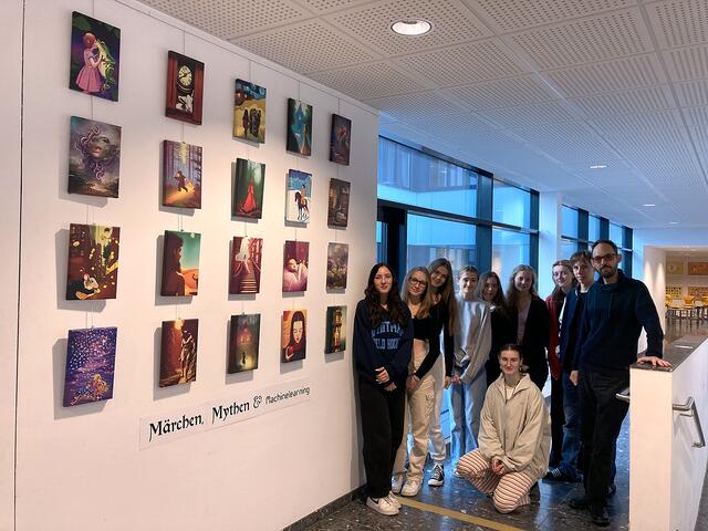 Für die Ausstellung „Märchen, Mythen &amp; Machinelearning“ experimentierten die Schülerinnen und Schüler mit verschiedenen Bildgeneratoren um bekannte Geschichten malerisch darstellen zu lassen.