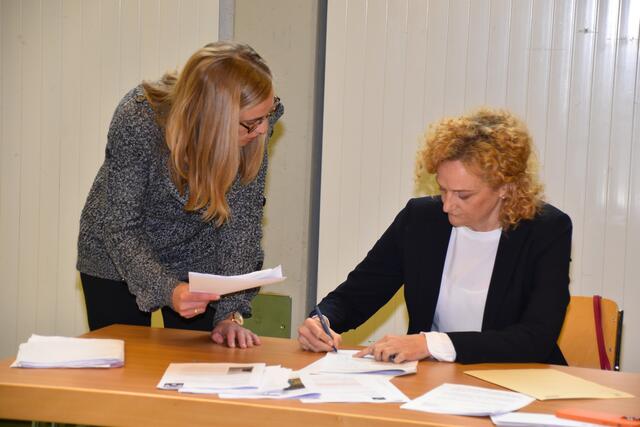 Beratungen in der Pause: Rechtsanwaltsanwärterin Lisa-Maria Hochschwarzer mit Andrea Leiter, Listenführerin des Team Kugler (sitzend) | Foto: Kainz