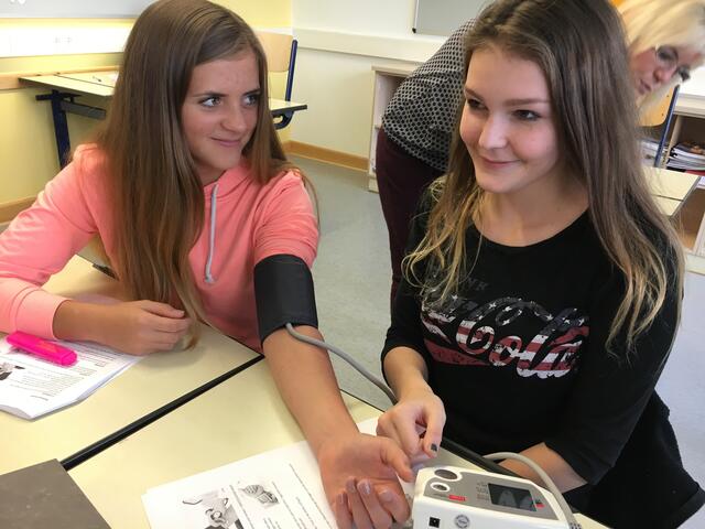 Schülerinnen beim Testen der Vitalfunktionen. | Foto: PTS Perg
