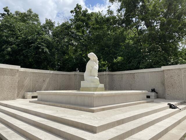 Die Marmorfigur zeigt ein lauschendes Mädchen. | Foto: Miriam Al Kafur