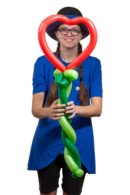 "Jonglina" jongliert und modelliert Luftballons. | Foto: Jonglina