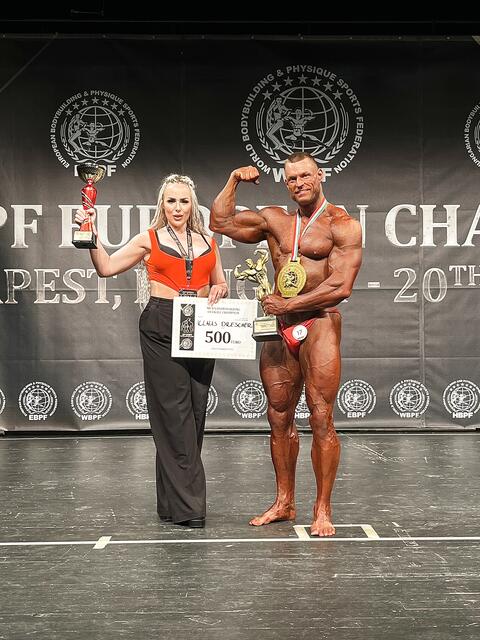 Lydia Kelovitz gratulierte Klaus Drescher zum Sieg.  | Foto: zVg