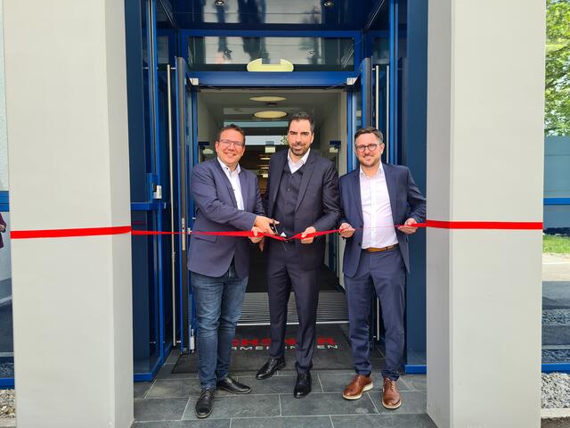 Christian Haberhauer, Bürgermeister Amstetten; Kari Ochsner, Geschäftsführender Gesellschafter OCHSNER Wärmepumpen GmbH; Mag. Manuel Scherscher, Ortsvorsteher Mauer-Greinsfurth | Foto: OCHSNER
