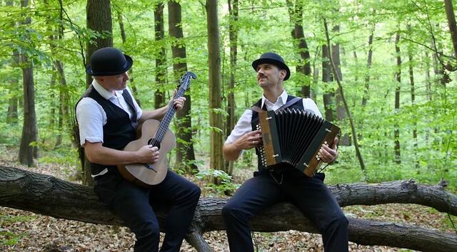 Gemeinsam mit dem Schafbergorchester spielt das Duo Lipp &amp; Lenz in der Brigittenau. Das Konzert am 2. Juni ist kostenlos. | Foto:  Lipp &amp; Lenz