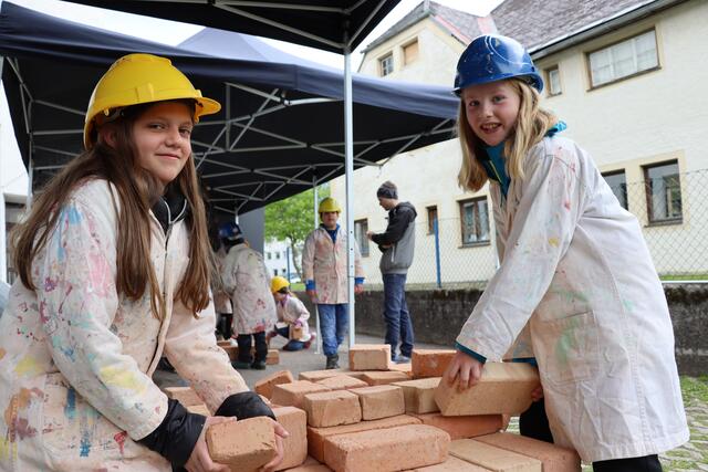 Rund 400 Schüler und Schülerinnen aus dem Bezirk Reutte versuchten sich an den verschiedenen Stationen der "Erlebniswelt Baustelle". 