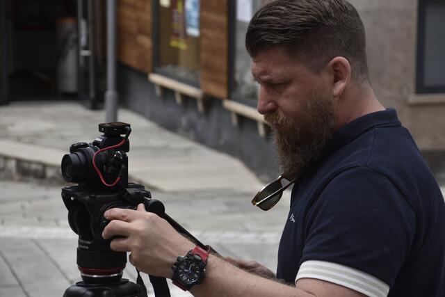Stefan Schubert ist bei den RegionalMedien Salzburg der Mann hinter der Videokamera. | Foto: Thomas Fuchs