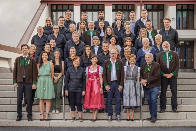 Die engagierten Fulpmer Theaterler heute. Im Bild links vorne Obmann Benedikt Pfurtscheller mit seiner Frau Magdalena | Foto: Lukas Pfurtscheller