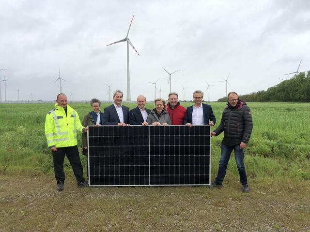 Klimaschutzministerin Leonore Gewessler (4. v. r.) war beim Spatenstich des PV-Parks in Nickelsdorf dabei. | Foto: Grüne Burgenland