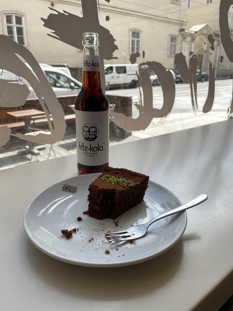 Fritz Kola und Brownie-Kuchen: auch das gibt's im CoffeePirates.  | Foto: Tobias Schmitzberger