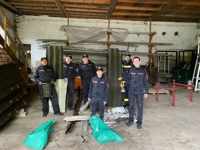 Erfolgreiche "Hui statt Pfui"-Aktion der FW Perneck – sogar ein Pokal war unter den achtlos weggeworfenen Dingen. | Foto: ff-badischl.at