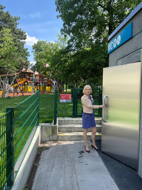 Bezirksvorsteherin Silke Kobald (ÖVP) bei der Fertigstellung der Sanierungsarbeiten der öffentlichen WC Anlage im Streckerpark, die nach der Zerstörung durch Vandalismus runderneuert werden musste. | Foto: BV Hietzing