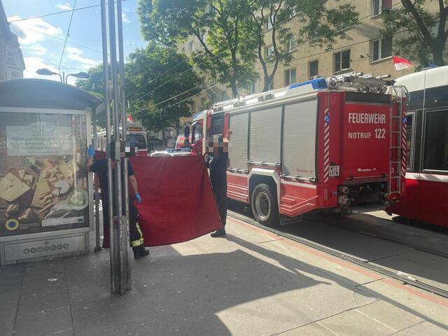 Wegen eines Rettungseinsatzes bei der Öffi-Station Quellenstraße in Favoriten wurden die betroffenen Bim-Linien 6 und 11 kurz geführt bzw. umgeleitet. | Foto: zVg