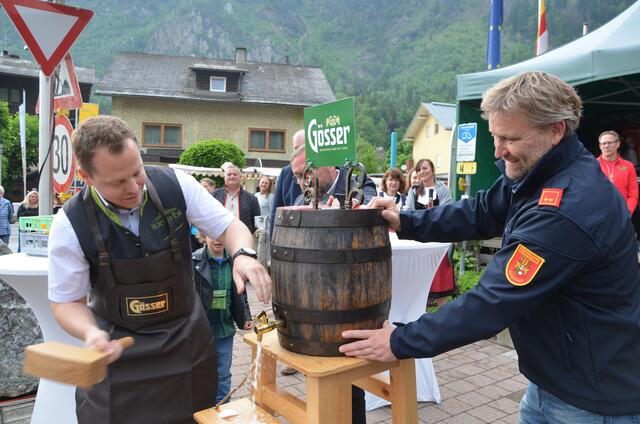 Bieranstich durch Hotelier Paul Kern, assistiert von Ortsfeuerwehrkommandant Michael Ertler