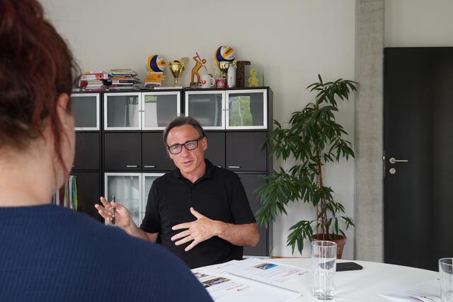 Bernhard Frey, Geschäftsführer der Sportunion Salzburg, beim Interview über kostenlose Angebote wie z.B. "Bewegt im Park". | Foto: Tanja Vas