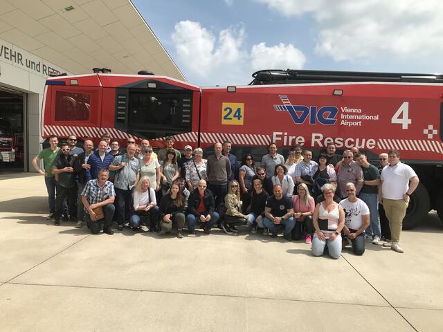44 Personen der Freiwilligen Feuerwehr Baden Leesdorf zu Besuch bei der Flughafen-Feuerwehr Wien-Schwechat. | Foto: www.ff-baden-leesdorf.at