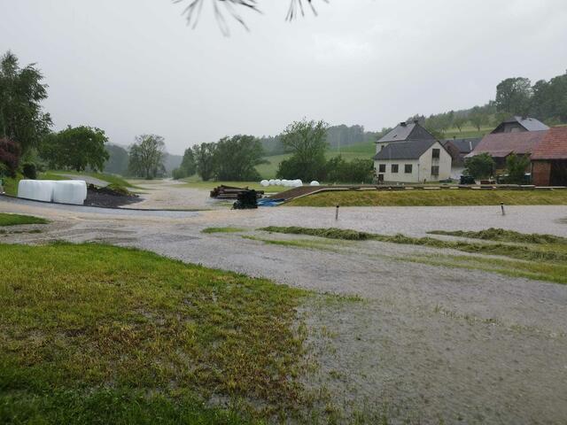 Für die Landwirtschaft bedeuten Hagel und Überflutungen Schäden in Millionenhöhe, vor allem in der Steiermark. | Foto: FF Kainbach bei Graz/Facebook