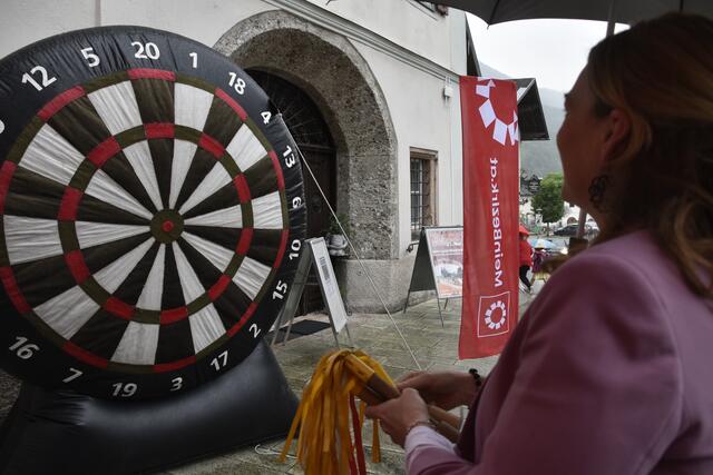 Die aufblasbare Darttafel erfreut sich großer Beliebtheit. | Foto: Thomas Fuchs
