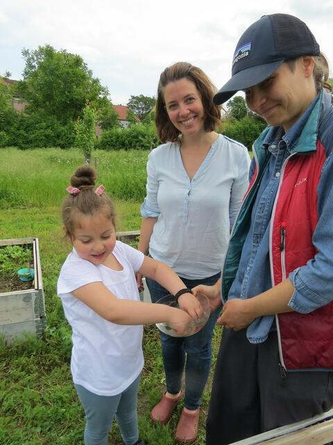 Eliona weiß von Marina und Mitarbeiterin Veronika, dass sie die Radieschen vor dem Essen waschen muss.