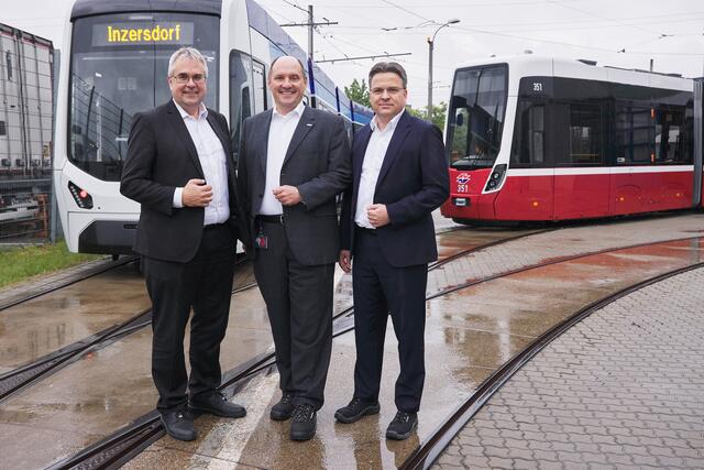 Oliver Schmidt, Jörg Nikutta und Jörg Branschädel (v.l.) vor einer Flexity Wien und einer Badner Bahn von Alstom. | Foto: Alstom