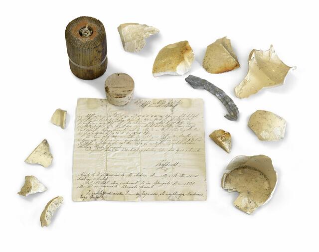 Die Flaschenpost wurde 1874 von Carl Weyprecht auf der Inselgruppe Franz-Josef-Land verfasst und 1978 auf der Insel Lamont von einem russischen Forscher entdeckt. Zwei Jahre später kam sie nach Wien, wo sie auch heute noch an der ÖAW aufbewahrt wird.  | Foto: ÖAW