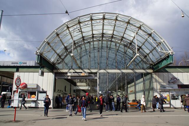 Nach einem gefährlichen Vorfall am Westbahnhof – ein Mann wurde vor eine Bim geschubst, geriet unter dem Fahrzeug und wurde mehrere Meter mitgeschleift – konnte die Polizei einen Verdächtigen festnehmen. | Foto: Alois Fischer