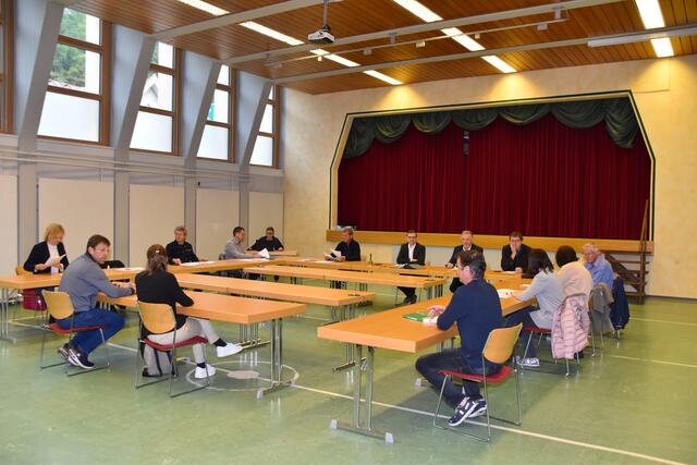Die Tagesordnung zur Gemeinderatssitzung beinhaltete im Grunde nur den einen Punkt. Diskutiert wurde ausgiebig. | Foto: Kainz