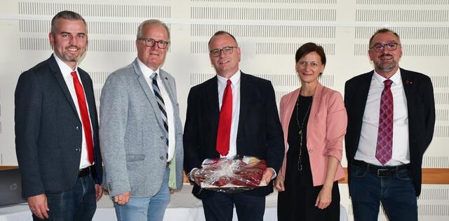 Von links: Andreas Krammer (Vorsitzender der SPÖ Tragwein), Christian Gratzl (Bezirksparteivorsitzender der SPÖ Freistadt), Helmut Augl (ehemaliger Vorsitzender der SPÖ Tragwein), Sabine Schatz (Nationalratsabgeordnete aus dem Bezirk Perg) und Helmut Brandstetter (Fraktionsvorsitzender der SPÖ Tragwein). | Foto: SPÖ