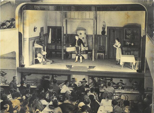 Gespielt wurde früher in einem eigenen Theater mit Logen und modernster Bühnentechnik, das hinter dem ehemaligen „Platzwirt“, am Standort des heutigen Altersheims war. | Foto: Archiv