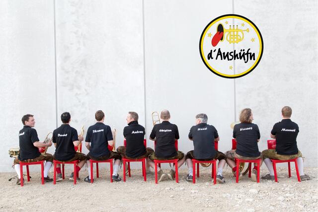d'Aushüfn treten auf dem Stadtplatz auf. | Foto: d'Aushüfn