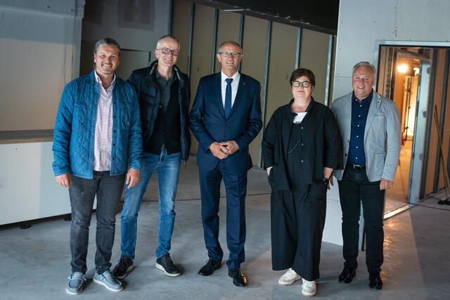 Landeshauptmann und Kulturreferent Anton Mattle (m.) machte sich jüngst ein Bild vom Fortschritt der Ausbau-Arbeiten in der neuen Stadtbühne Imst. | Foto: Fischler