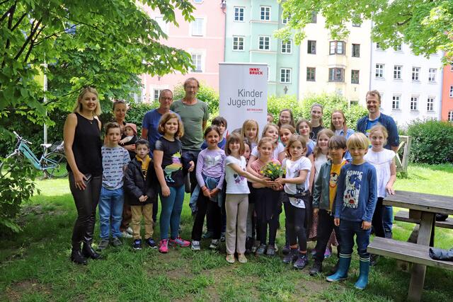 Stadträtin Elisabeth Mayr (l.), Zuständige der Ämter für Grünanlagen sowie Kinder, Jugend und Generationen und des Vereins "Wir am Inn" trafen sich mit Kindern des Schülerhortes Kaysergarten zur Pflanzaktion in St. Nikolaus. | Foto: IKM/Darmann