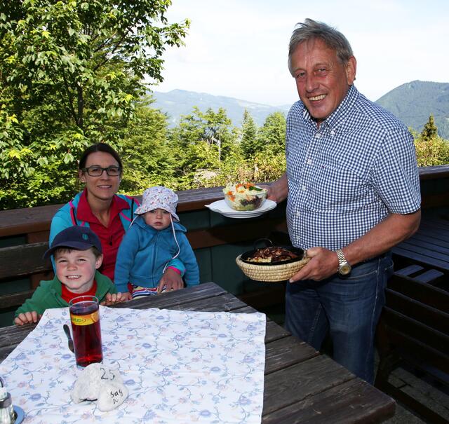 Hermann Hüthmayr (r.), Wirt vom Hochberghaus in Grünau, bietet seinen Gästen bis Ende Juni eine unschlagbare Gastro-Kombi. | Foto: Chris Koller